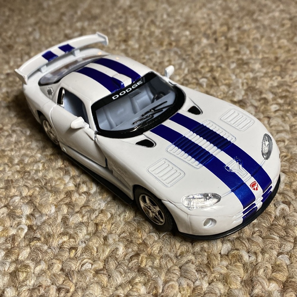 Kinsmart Dodge Viper GTS-R die cast car KT5039 1/36 Scale
